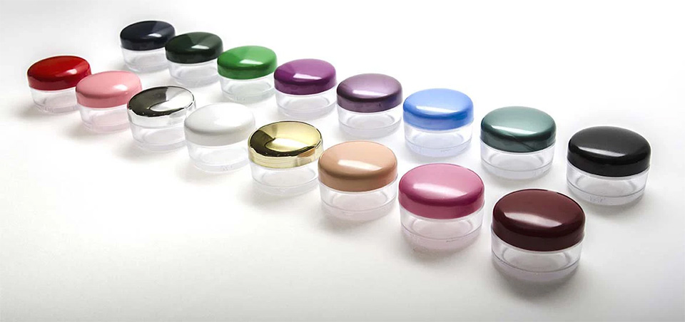 fotografija sa izborom kutija za kozmetiku raznih boja